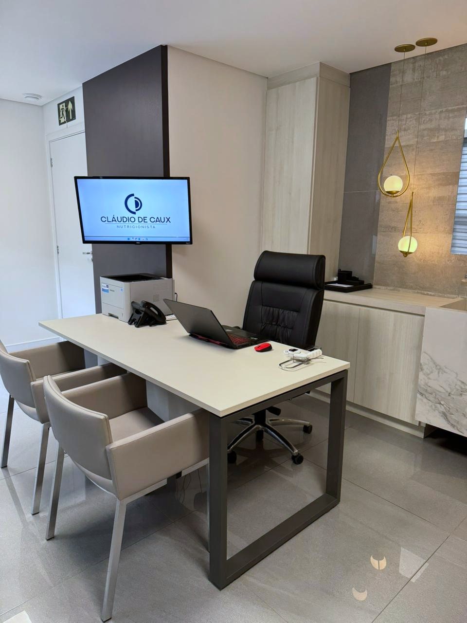 Consultório de Cláudio de Caux — mesa de atendimento